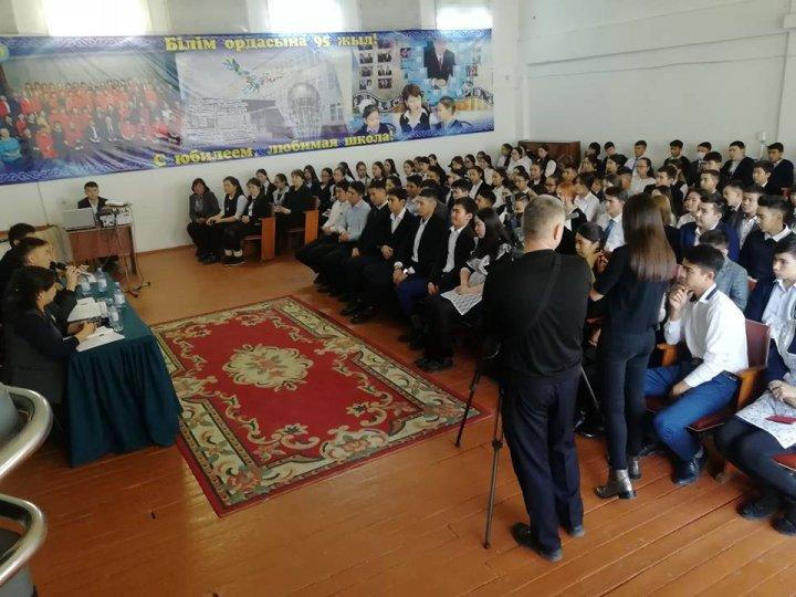 «Мемлекеттік қызмет – өмірлік ұстаным» тақырыбында жоғарғы сынып оқкышларымен кездесу