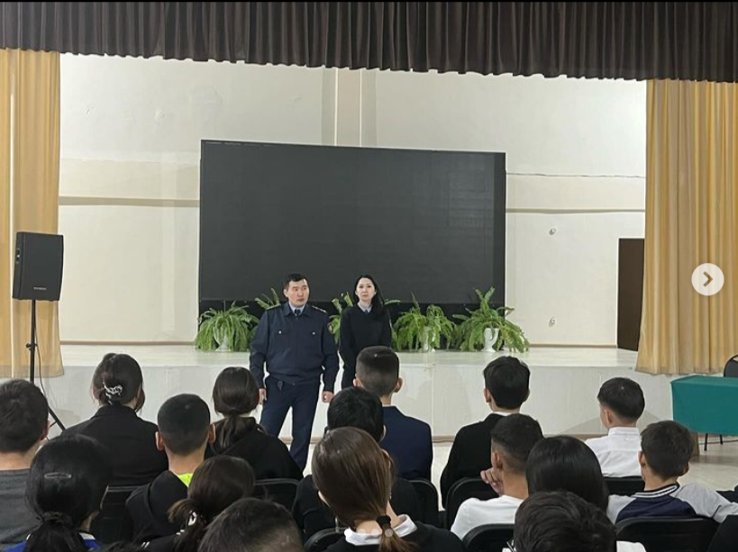 26.12.2023 күні Затон ПБ ЖПҚБ ЮПТ УПИ инспекторлары полиция аға лейтенанты Сулейменов Е.Б және полиция капитаны Каныбекова Г.К. мектеп оқушыларымен профилактикалық әңгіме өткізді.