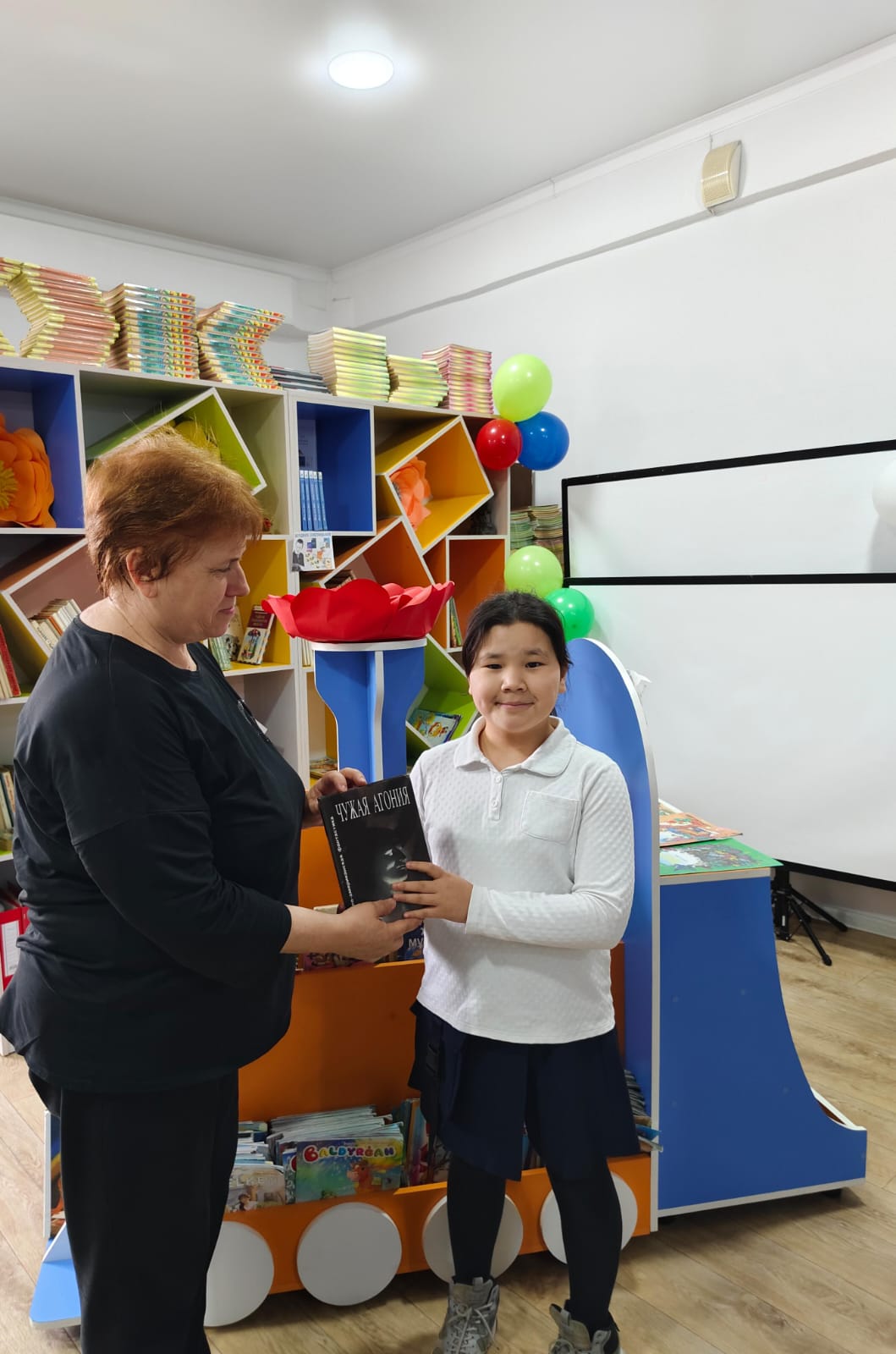 "Мектепке кітап сыйла" акциясы 4"Б" сынып оқушысы Марат Ұлжан қатысып, кітапханаға кітап сыйлады.