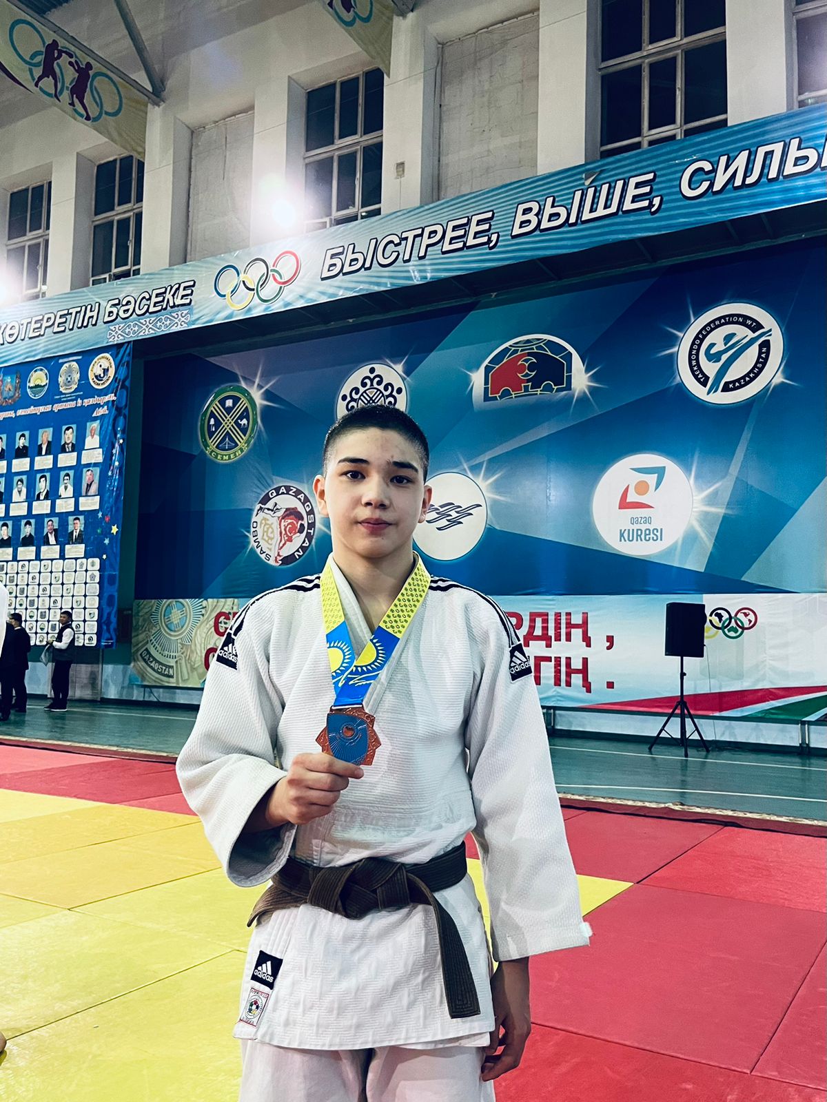 Дзюдо күресінен 2007-2009 ж.т жасөспірімдер арасында Семей өңірінде жаттықтырушылар мен спортшыларды еске алуға арналған Республикалық турнирде 50 келі салмақ дәрежесінде ІІІ орынды 9А сынып оқушысы Абилмажинов Мади иеленді.