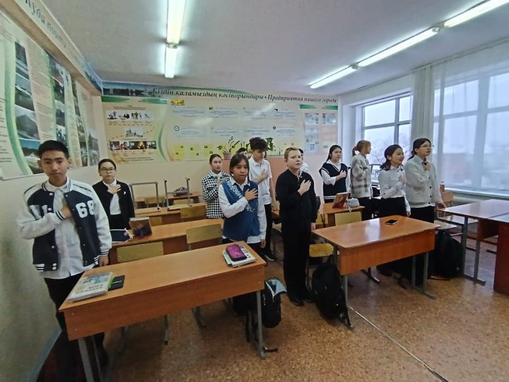 Торжественное исполнение гимна в 7Б классе.