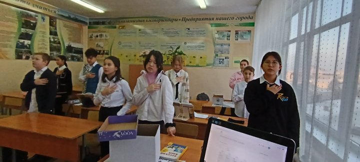 Понедельник начинается с исполнения государственного гимна.