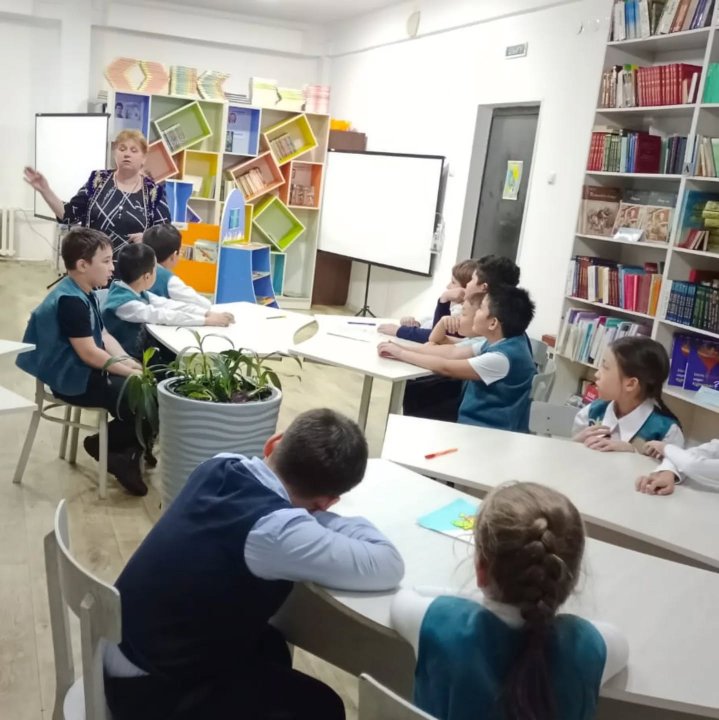 В рамках проекта «Детская библиотека» для учащихся 3 «В» класса библиотекой КГУ «СОШ№17» был проведен информационный час, посвященный Дню Независимости.