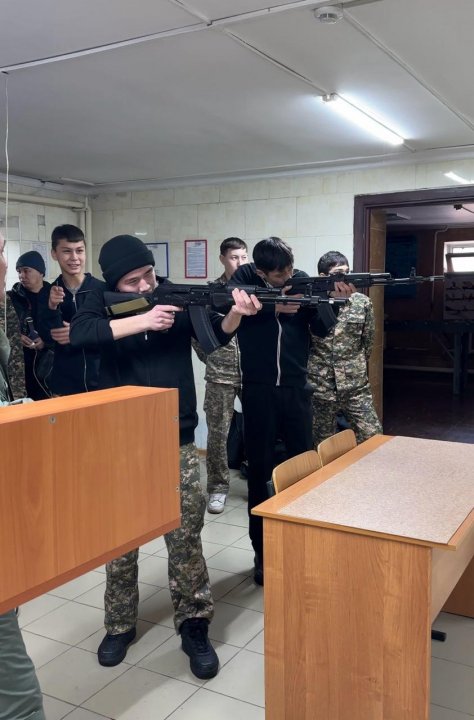 19.02.2025 ж. Әскери-патриоттық айлық жоспары бойынша 10 сынып оқушылары Ә. Бөкейханов атындағы Университетінің әскери кафедрасына барып, әскери кафедраның базасымен танысты.