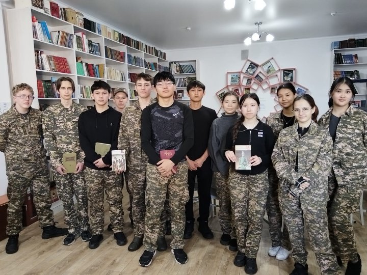 Учащиеся 10"Б" класса поддержали челендж "Подари книгу от души". Кл.рук. Захарова Т.Е.