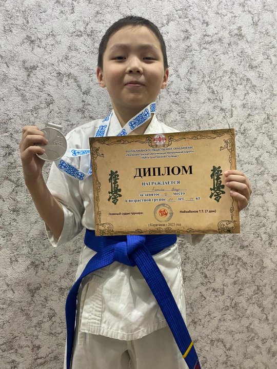 Ученик 3 ,, В " класса Бакытбек Арнур занял 2 место в Республиканском чемпионате по каратэ, который состоялся в городе Караганда.