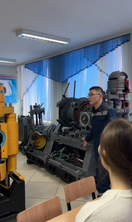 №17 мектептің 9 «Б» сынып оқушылары кәсіби бағдар беру жұмыстары аясында Геологиялық барлау колледжіне танымдық экскурсия жасап қайтты.