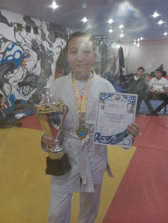 Дзюдо күресінен 2011-2017 жылы туған жасөспірімдер арасында “Arlan open” ашық турнирінде 38 салмақ дәрежесімен 1 орын алған 6 “А” сынып оқушысы Мәдениетова Аяулым марапатталды. Құттықтаймыз!👏🏻💐