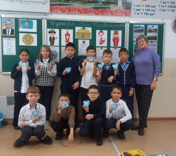 Сегодня в 4г классе был проведен классный час ко Дню Независимости Республики Казахстан.