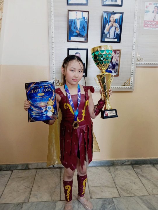 Многожанровый конкурс Altyn Abai  Ученица 6 «Б» класса Бақытбек Аруна Айдосқызы заняла 1 место  "Қамажай" би тобы Танец " Воительницы света"